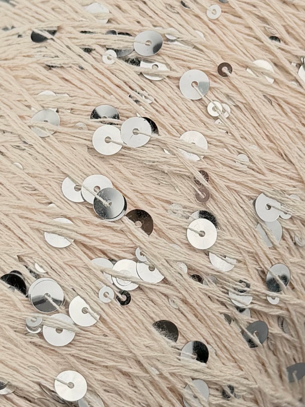 Art. Brillante 260 m / 100 g – cotone con maxi paillettes col. Beige chiaro